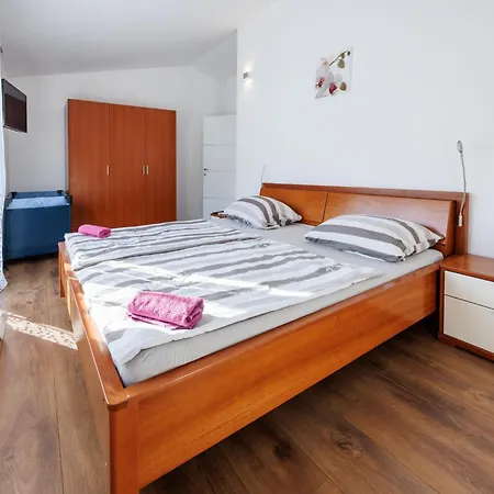Ana In - Haus Fuer 8 Personen * Zmijavci